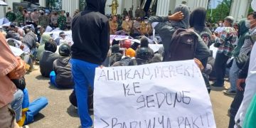 Ratusan Siswa SMK 3 Unjuk Rasa ke Gedung DPRD Provinsi Jambi, Selasa (29/3). Foto: EXPOSSE